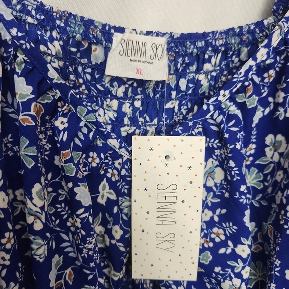 Sienna Sky blue floral cropped short sleeve top cut out in front size XL - Picture 3 of 13